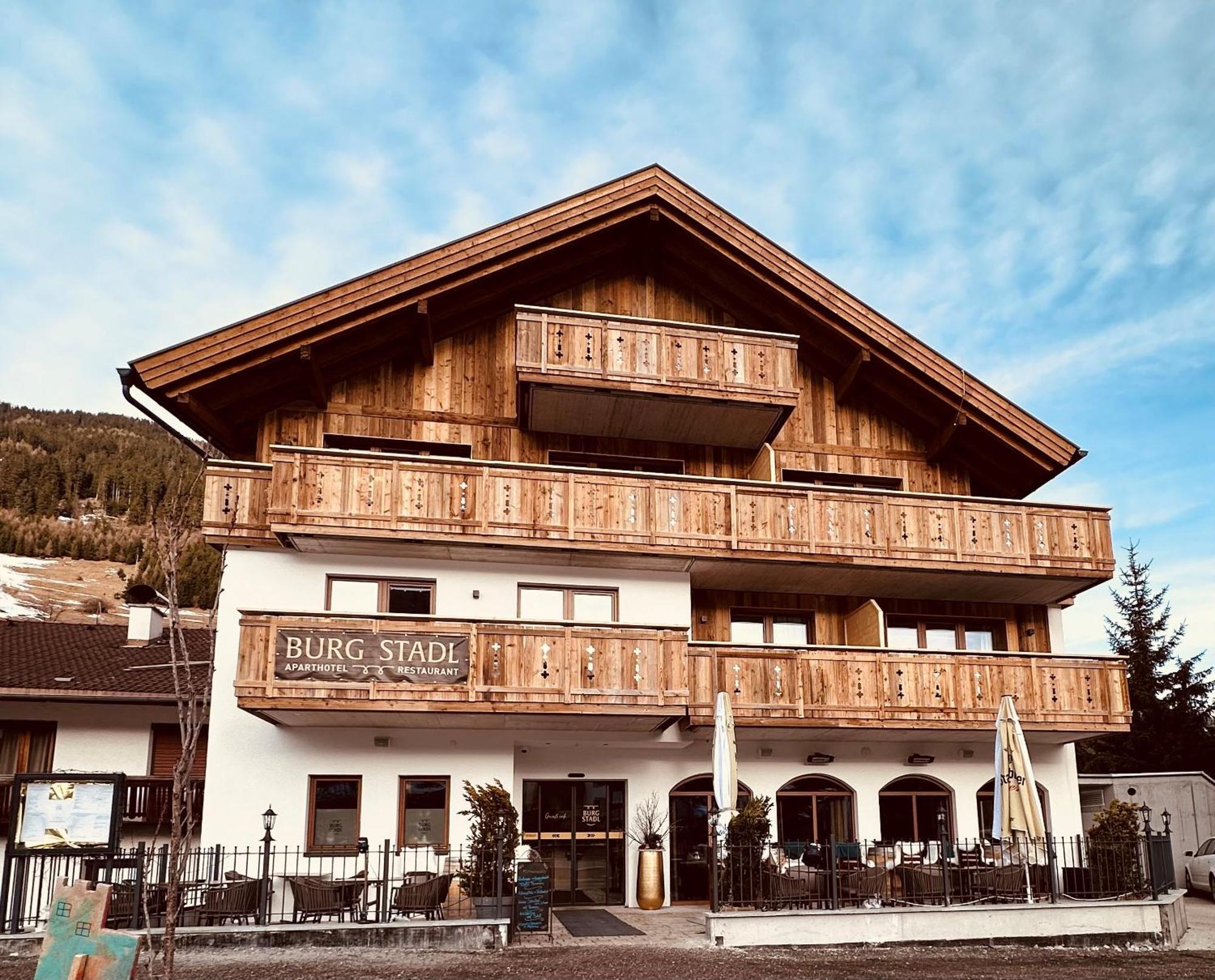 Burgstadl Aparthotel & Restaurant Ladis Bagian luar foto