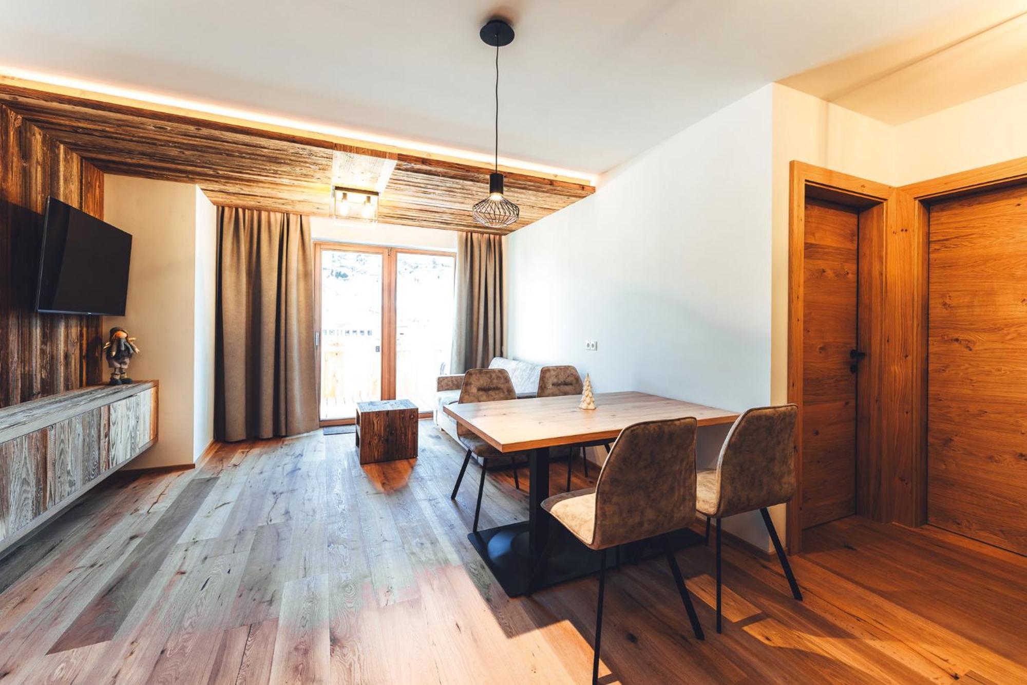 Burgstadl Aparthotel & Restaurant Ladis Bagian luar foto
