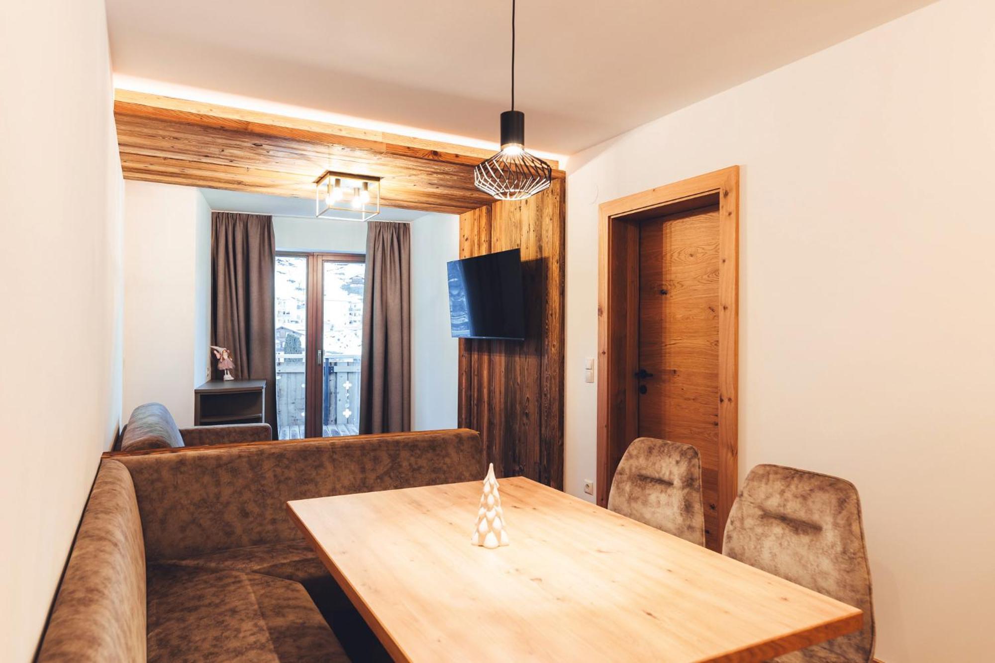 Burgstadl Aparthotel & Restaurant Ladis Bagian luar foto